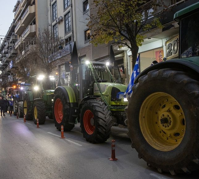 Yunan çiftçiler Larisa'da milletvekili bürolarının önünde protesto düzenledi