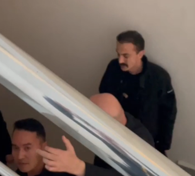 Örgüt liderliğiyle suçlanan Aktaş, korumalarla geldiği duruşmadan, hakim savcı kapısından ayrıldı