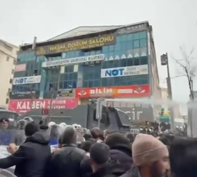 Van'da Rojava yürüyüşüne polis müdahalesi: Belediye eş başkanları, il başkanı ve baro başkanı gözaltında