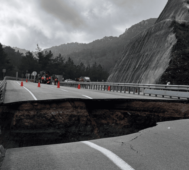 Antalya'da Kumluca-Kemer yolu göçük ve heyelan nedeniyle kısmen kapandı