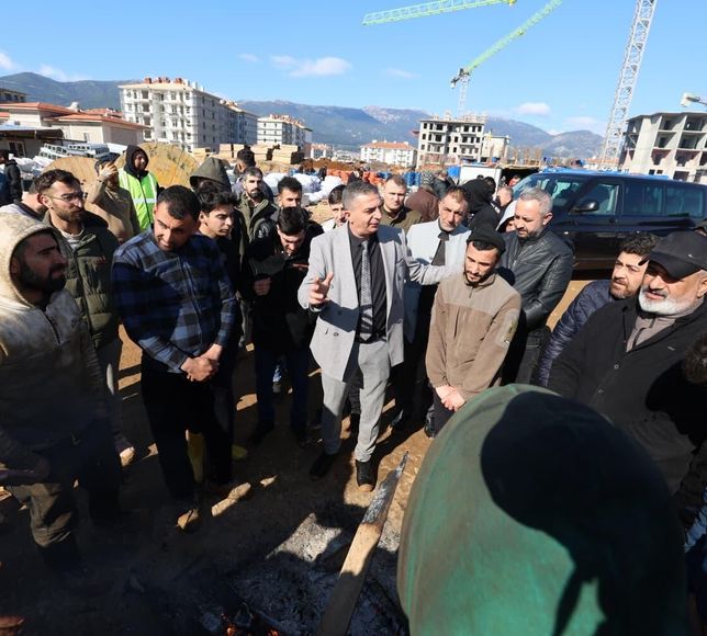 Manisa Şehzadeler Belediye Başkanı Şimşek’ten yangından canlarını kurtaran TOKİ işçilerine “geçmiş olsun” ziyareti