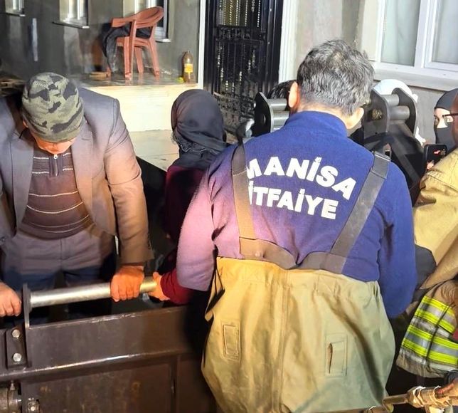 Manisa’da sel sularının esir aldığı bağ evindeki mahsur kalan 11 kişi kurtarıldı