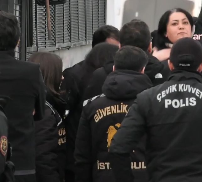 Migros depo işçileri Tuncay Özilhan’ın evinin önünde ters kelepçeyle gözaltına alındı