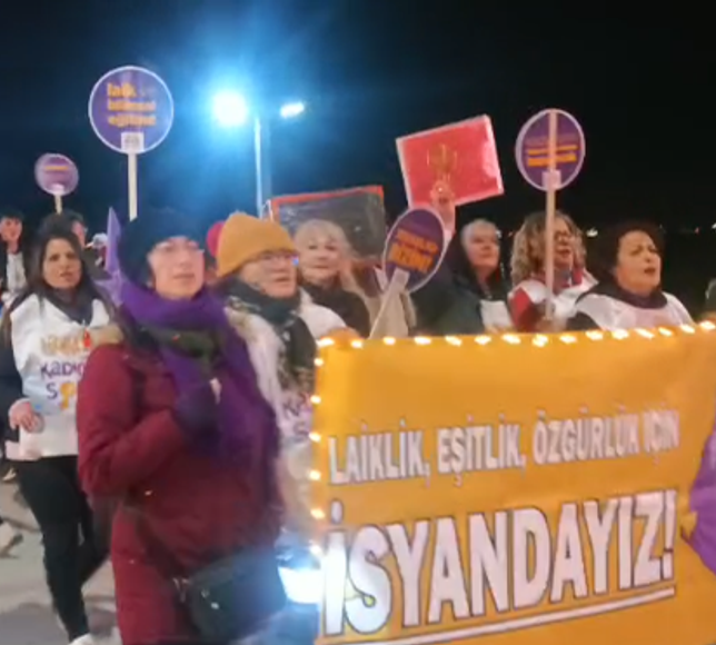 Akçay'da kadınlar laiklik ve eşitlik talebiyle yürüdü