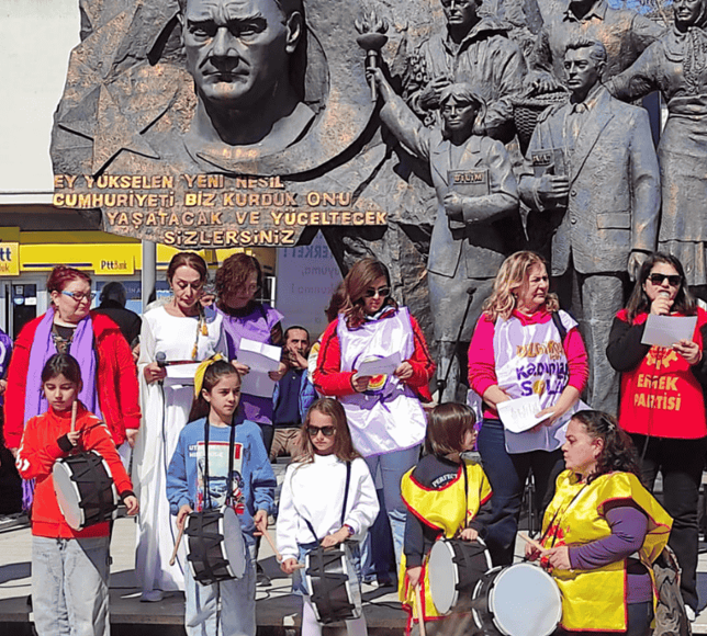 Edremit kadın platformu, 8 mart'ta yoksulluk ve şiddete karşı yürüdü