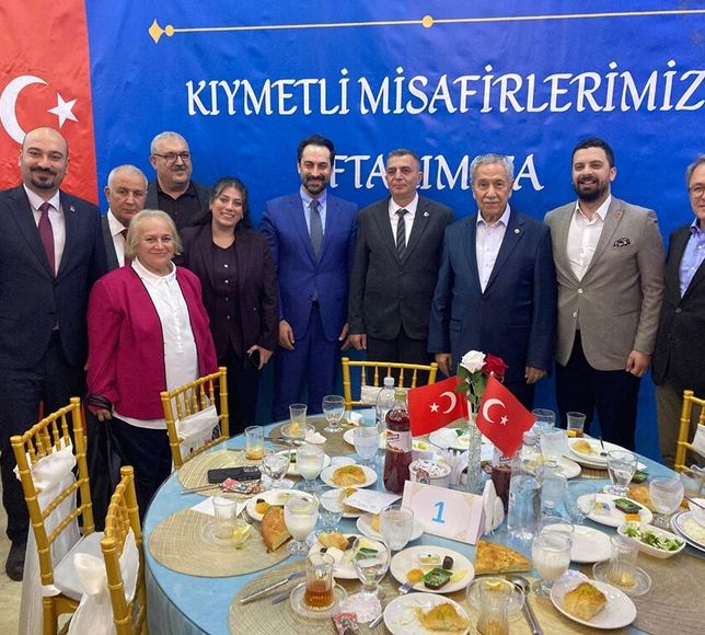 Arınç ailesinin iftarına CHP örgütünden büyük ilgi