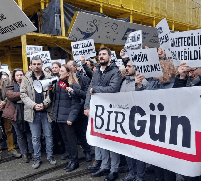 Gazeteciler, BirGün muhabiri İsmail Arı’nın gözaltına alınmasını protesto etti