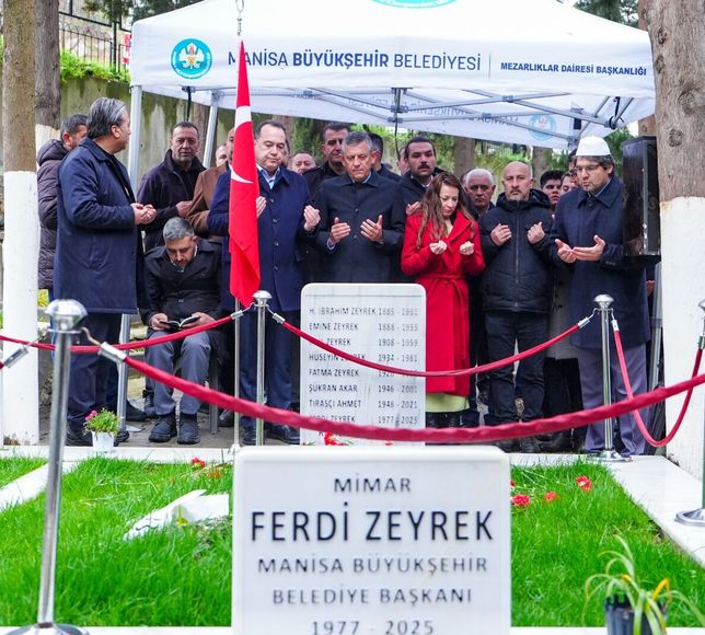 CHP Genel Başkanı Özel’den mezarlıklara vefa ziyaretleri