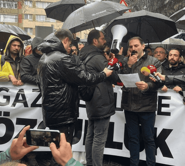 Kadıköy'de tutuklu gazeteciler için protesto: Basın özgürlüğü talebi