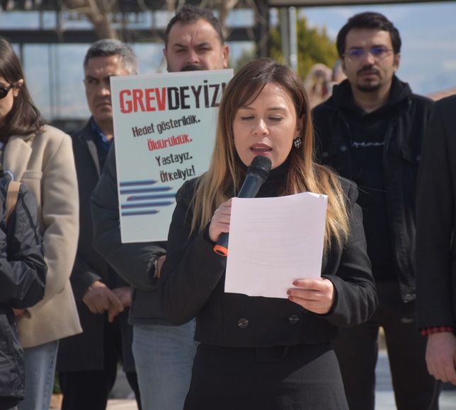 Karacasu'da öğretmenler eylem yaptı: Bakan Yusuf Tekin’e soruyoruz, daha kaç öğretmenimizin can vermesi gerekiyor?