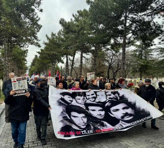 Mahir Çayan ve arkadaşları Karşıyaka Mezarlığı'nda düzenlenen törenle anıldı