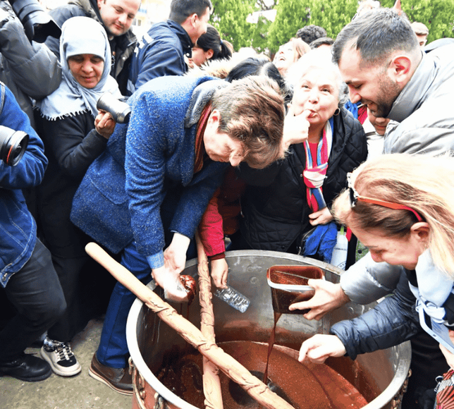 486. Mesir karması şifalı kazandan macun alma savaşına döndü