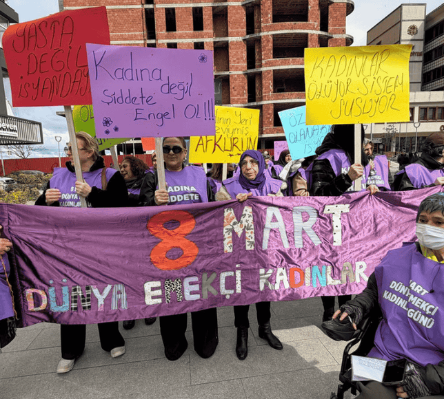 Trabzon'un Of ilçesinde kadınlar 8 Mart'ta ilk kez yürüyüş düzenledi