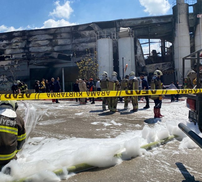 Sincan’daki boya fabrikası yangını 2 saatlik müdahaleyle söndürüldü: 1 kişi kayıp, 1 yaralı