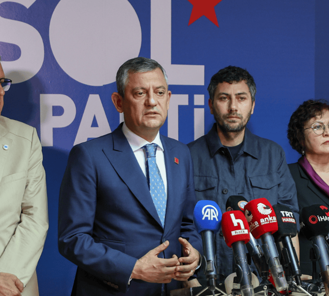 CHP ve SOL Parti’den "Demokrasi ve Direniş" Mesajı: Zarları Hileli Atarak Sandıktan Kaçıyorlar