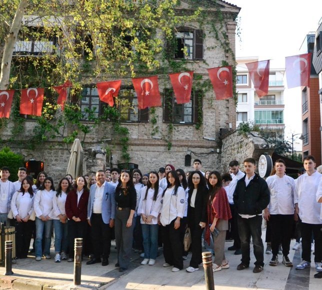 Dokuz Eylül Üniversitesi Turizm Gastronomi öğrencileri Mesir Festivali'ne renk kattı