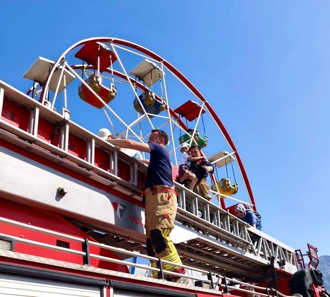 Elektrik kesildi, dönme dolapta mahsur kalanların imdadına itfaiye yetişti