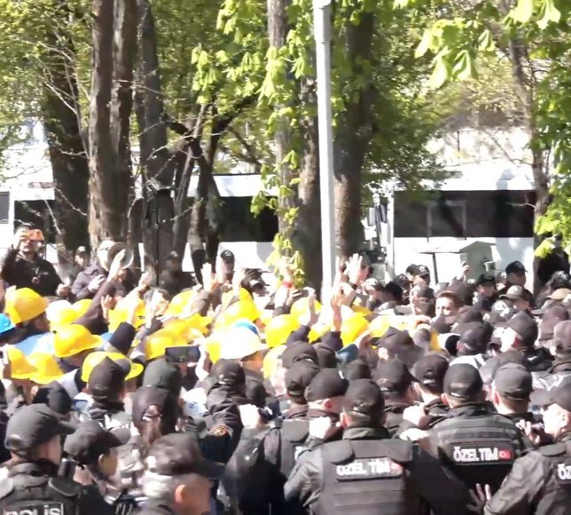 Doruk Madencilik işçilerinin Bakanlığa yürüyüşüne polis engeli