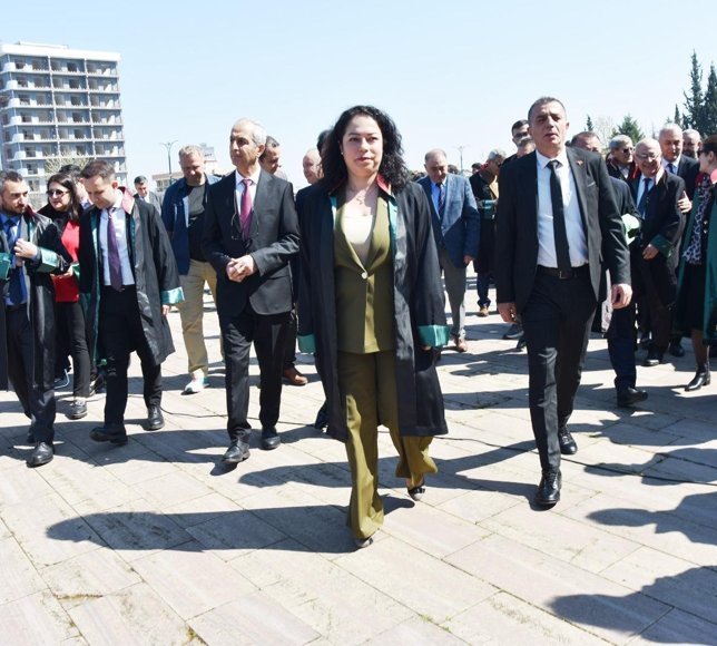 Manisa'da avukatlardan 5 Nisan kutlaması