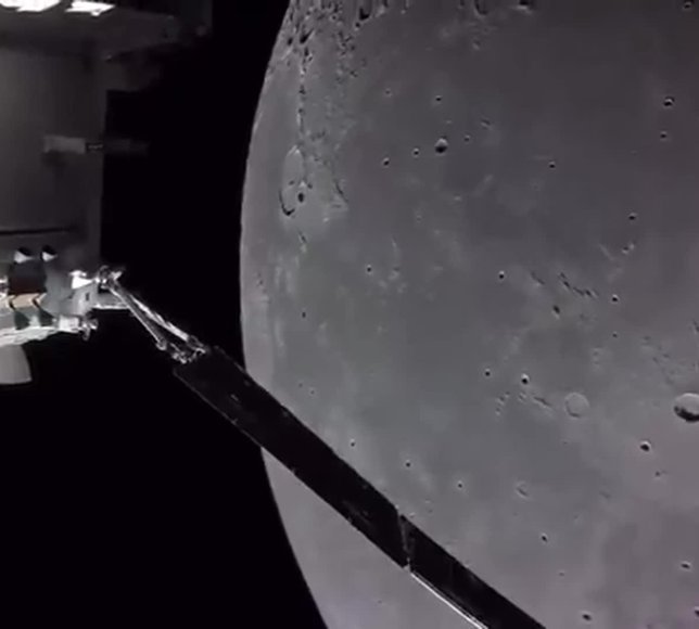 NASA'nın Artemis II mürettebatı, Ay'ın Dünya'ya en uzak mesafesine ulaştı