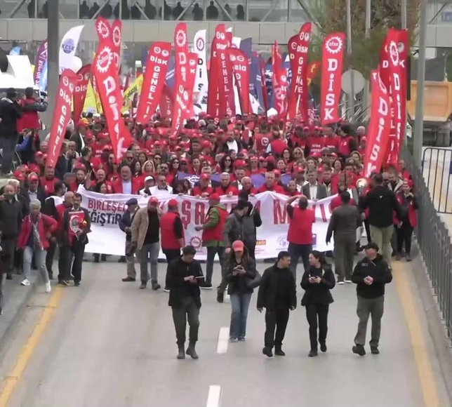 Ankara'da AKM önünde toplanan kortejler yürüyüşe geçti