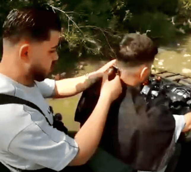 Manisalı berber traşta çığır açmaya devam ediyor. Bu kez de hızla giden ATV üzerinde traş yaptı