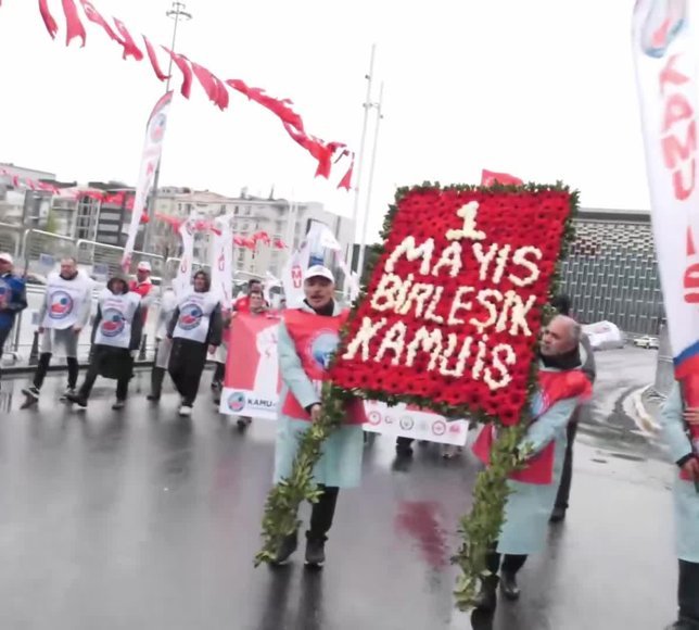 Birleşik Kamu-İş Taksim Cumhuriyet Anıtı'na çelenk bıraktı