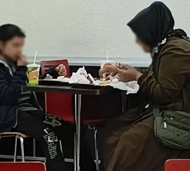 Ticaret Bakanlığı, anne ve kızın görüntüsü nedeniyle restorana alınmadığı iddiasına soruşturma başlattı