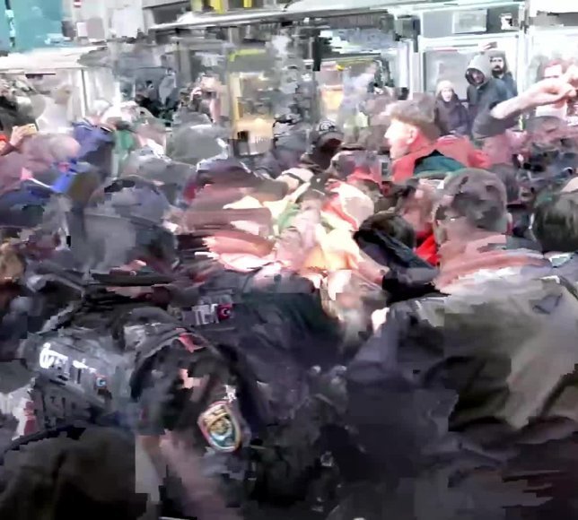 Taksim ve Mecidiyeköy'de 1 Mayıs ablukası, Erkan Baş'a biber gazlı müdahale