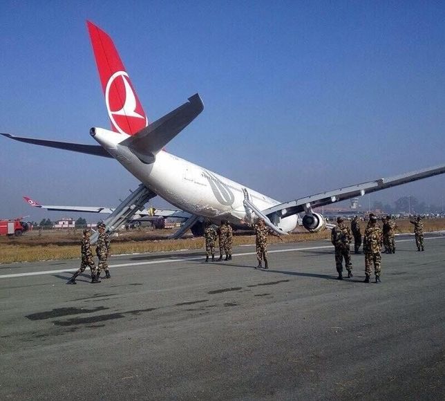 THY uçağı, iniş takımlarındaki duman nedeniyle tahliye edildi