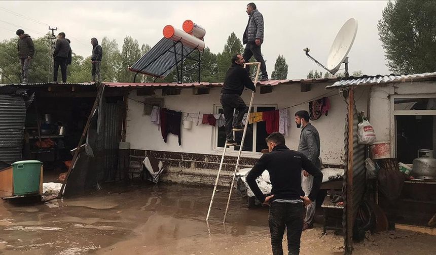Kars'ta sağanak yağış iki köyde su taşkınına neden oldu