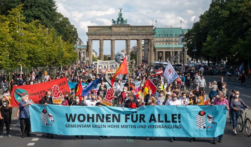 Berlin referandum sonucunu sokaklarda kutladı
