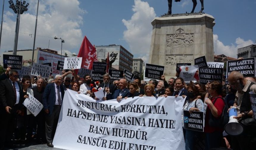 Gazeteciler Sansür Yasası’nı protesto etti “Bu yasa basın özgürlüğüne aykırıdır”