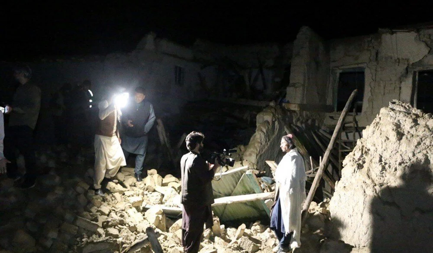 Depremde bin kişi öldü, Taliban dünyadan yardım istedi