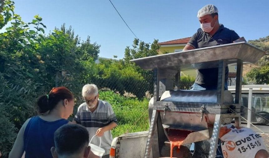 İzmir Selçuk'ta salça zamanı: Ezilenler domates olsun