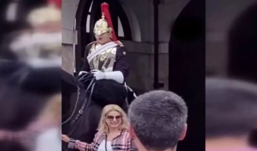 Atlı muhafız atına dokunan kadına bağırdı: Kraliçenin muhafızından uzak durun! Video binlerce kez paylaşıldı