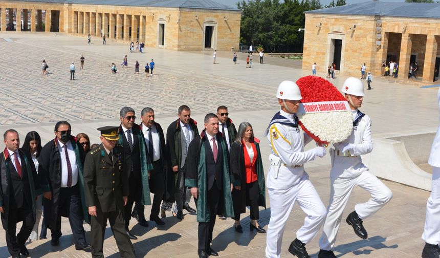 Türkiye Barolar Birliği kuruluşunun 53'üncü yıl dönümünde Anıtkabir'i ziyaret etti
