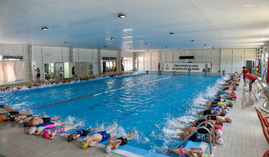 Adana Büyükşehir, çocuklara ücretsiz yüzme eğitimi veriyor