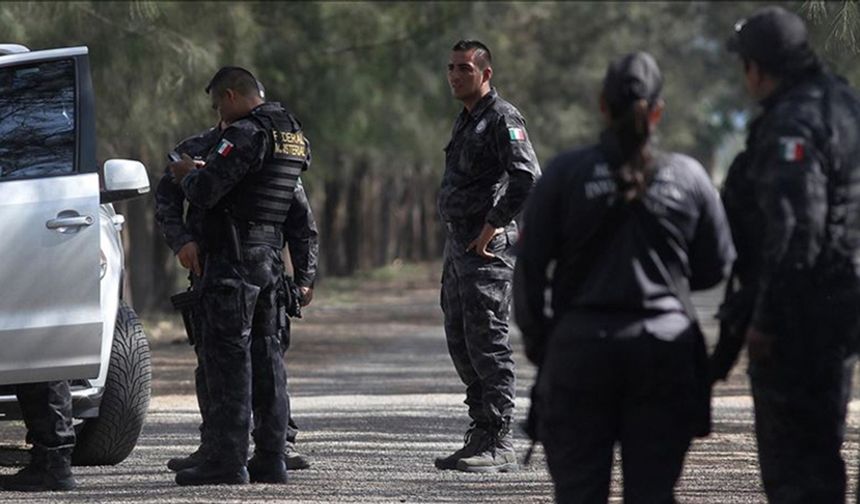Meksika'da polis ile çete üyeleri arasında yaşanan çatışmada 4'ü polis, 13 kişi hayatını kaybetti