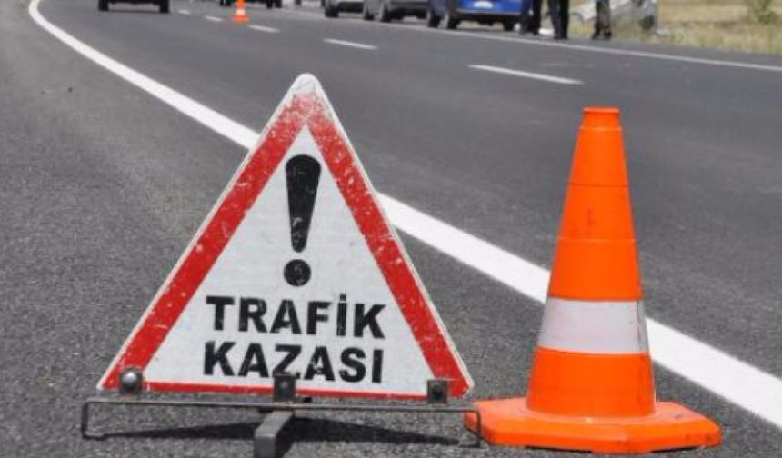 İzmir'de çarpıştığı iki tırın arasında kalan otomobilin sürücüsü öldü