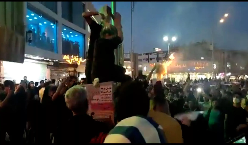 İran'da protestolar 15'ten fazla kente yayıldı: Kadın protestocular başörtülerini atıp saçlarını kesti