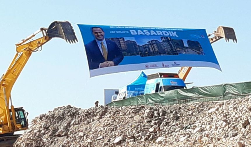 AKP'li belediyeden halkın evlerinden edildiği Fetihtepe'ye 'başardık' pankartı