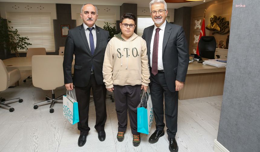 Satranç şampiyonu Erdoğmuş’tan Nilüfer Belediye Başkanı Erdem’e ziyaret