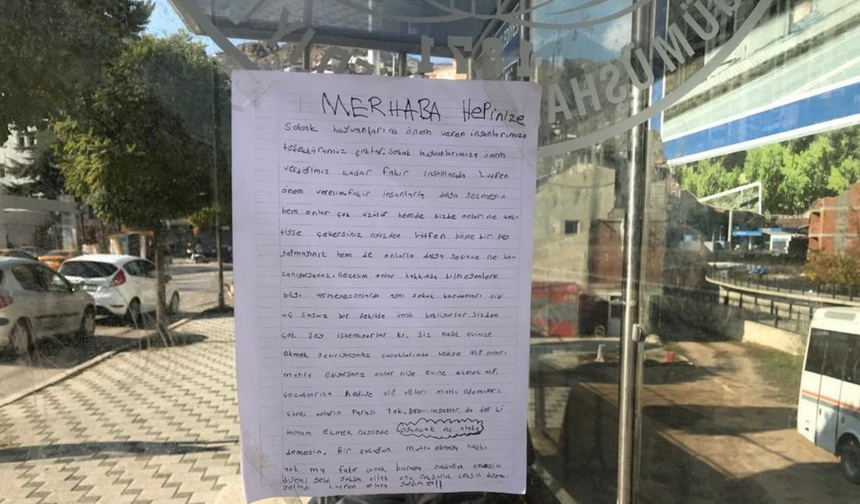 İlkokul öğrencisinin otobüs durağına astığı duygulandıran yazı: Çocukların mutlu olma hakkı yok mu?