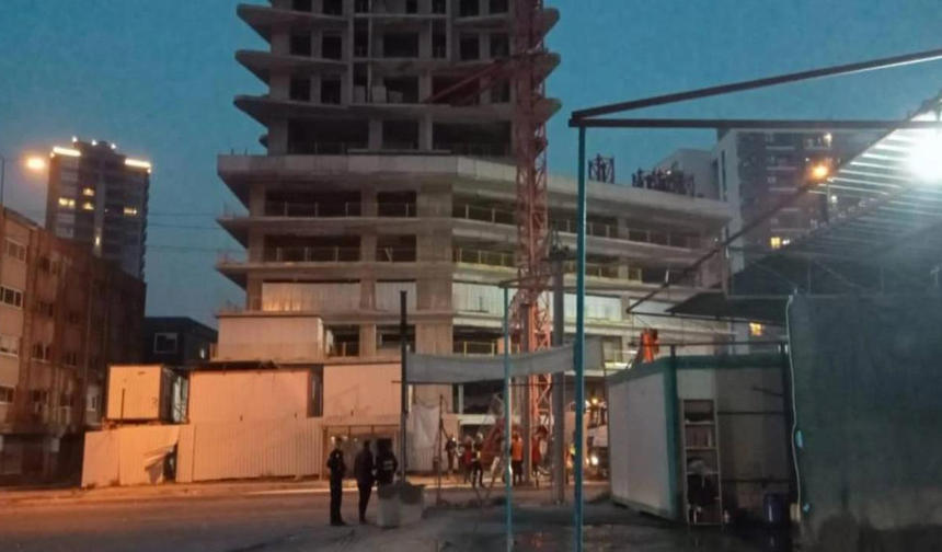 İzmir Bornova'da vinç devrildi