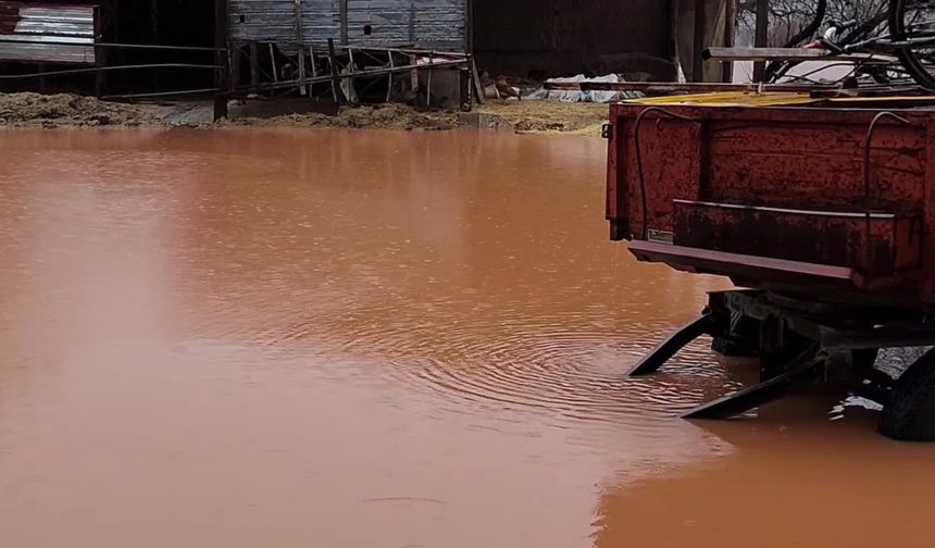Burdur’da sağanak yağış etkili oldu, köydeki ev ve ahırları su bastı