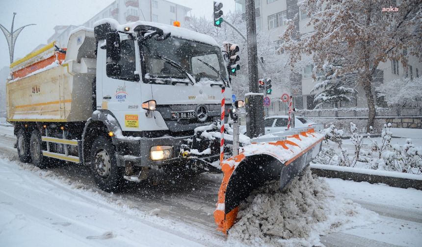 Kırşehir Belediyesi ekipleri karla mücadele çalışmaları için sahada