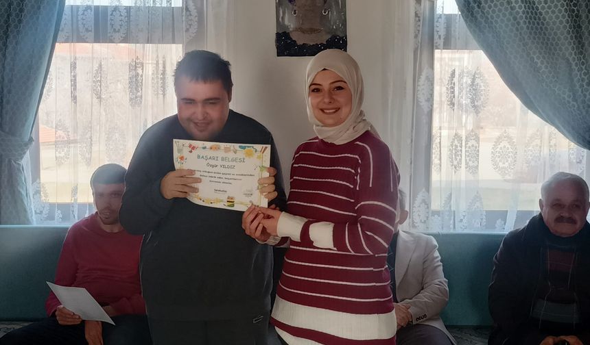 Kırşehir Belediyesi'nin Engelsiz Yaşam Rehabilitasyon Merkezi’nde Öğrenciler Karnelerini Aldı