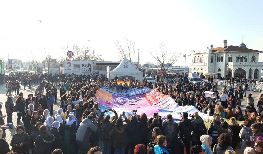 Kadınlar Birlikte Güçlü’den Kadıköy’de eylem: Kadınların isyanı değiştirecek