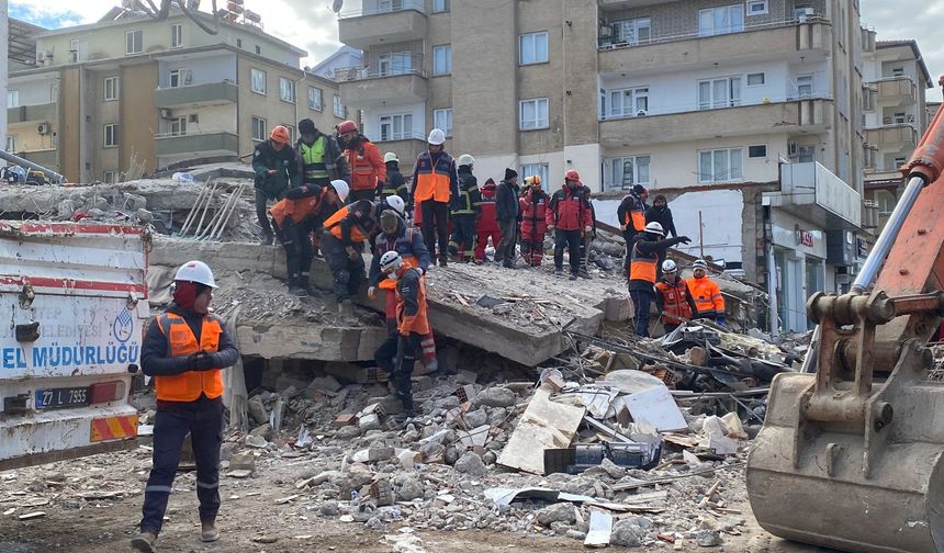 Gazeteciler deprem bölgelerinden aktardı: Enkaz altında sesler vardı ama kurtaracak kimse yoktu